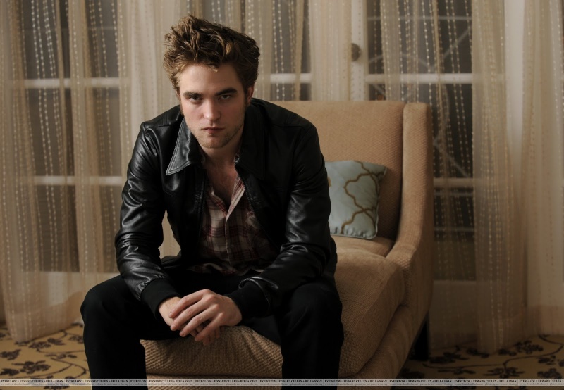 Nouveau photoshoot de Robert Pattinson Robert11
