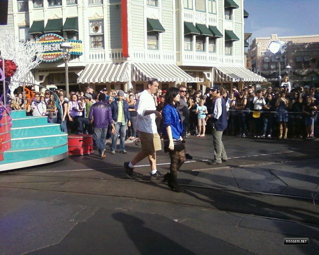 A la parade de Noël de Disneyland le 9 novembre 2009 Un_mer18