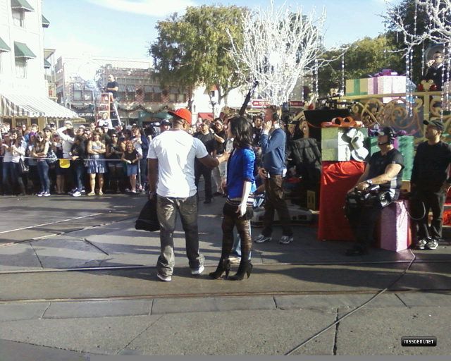 A la parade de Noël de Disneyland le 9 novembre 2009 Un_mer21