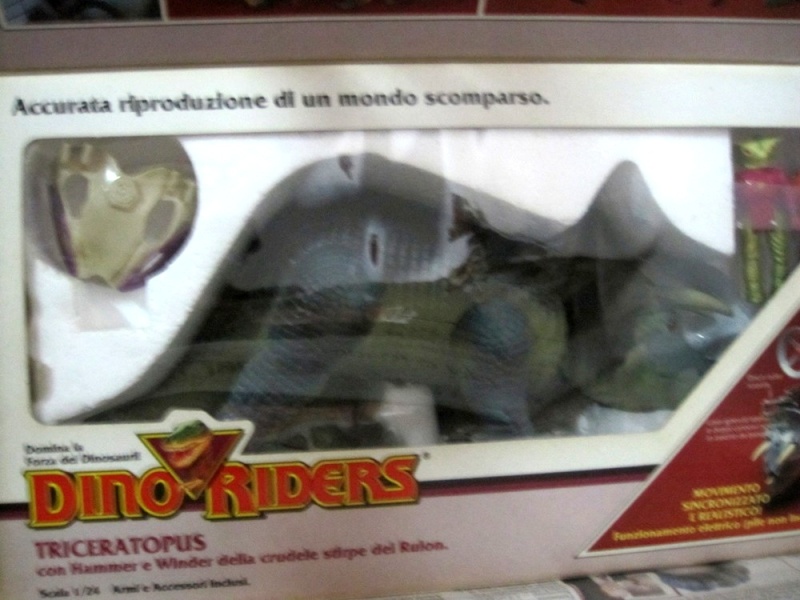 VENDITA DINO RIDERS SCATOLATI e BASE STARCOM Tricer10