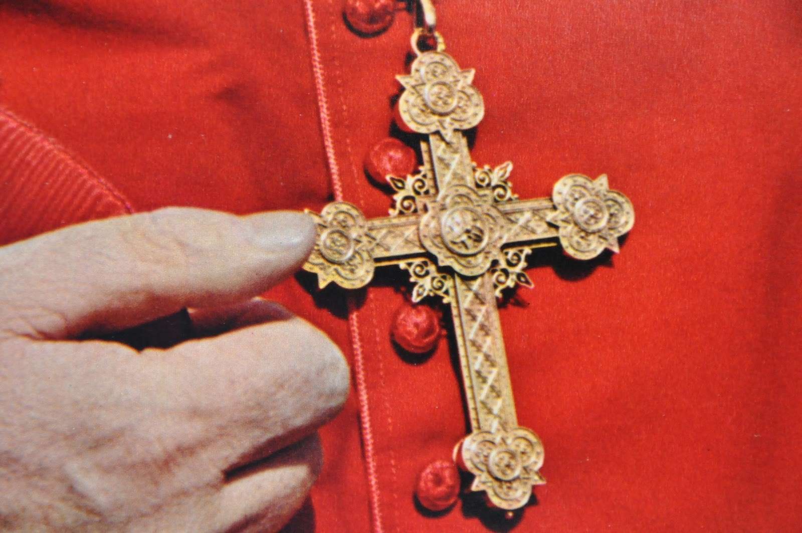 Croix bizarre du Pape François... Konigc10