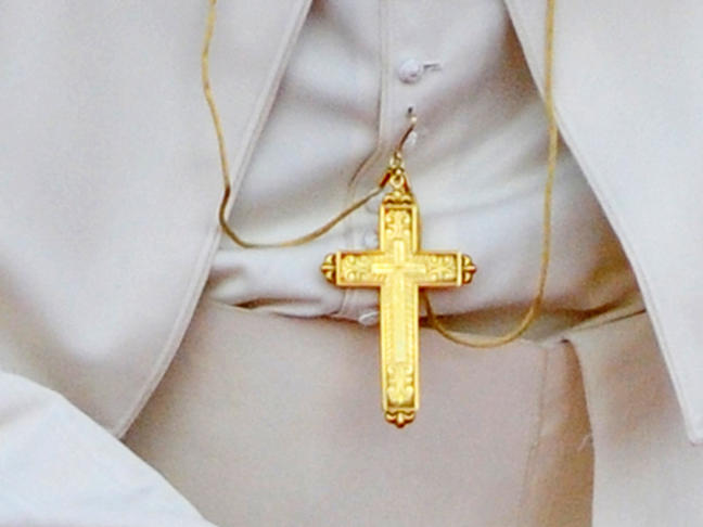 Croix bizarre du Pape François... Pope-p10