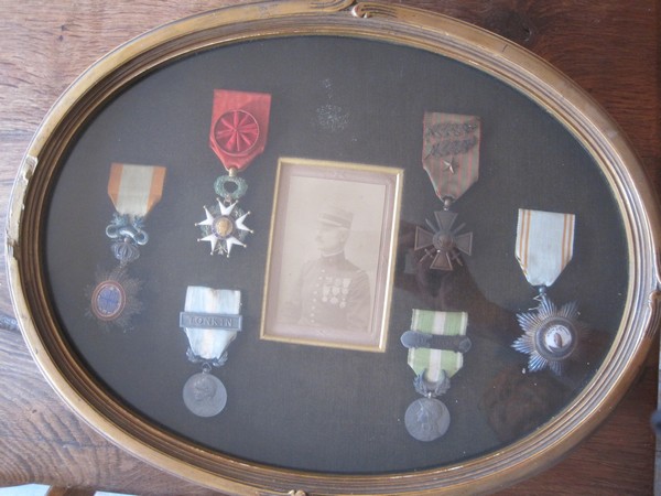 Cadre de médailles d'un colonel de la coloniale Img_5212