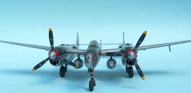[Hobby Boss] Lockheed P-38-L Lightning 1-211
