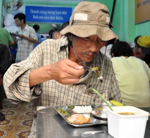 Ấm bụng và đầy tính nhân văn của bữa cơm 2.000 đồng giữa Sài Gòn A610