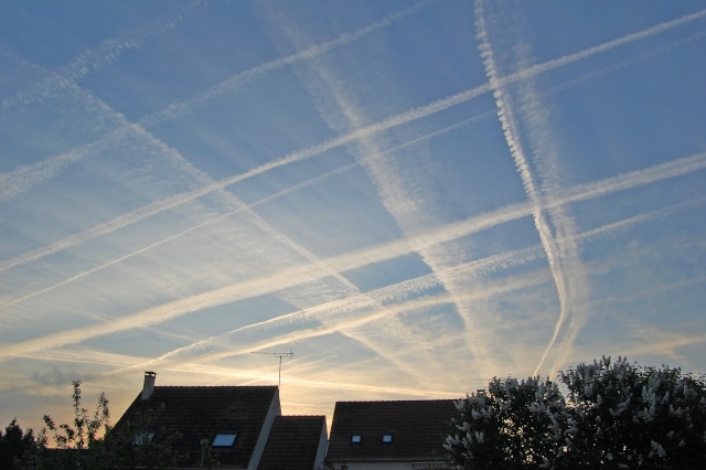 Chemtrails : Un météorologue américain confirme les épandages mondiaux Chems110