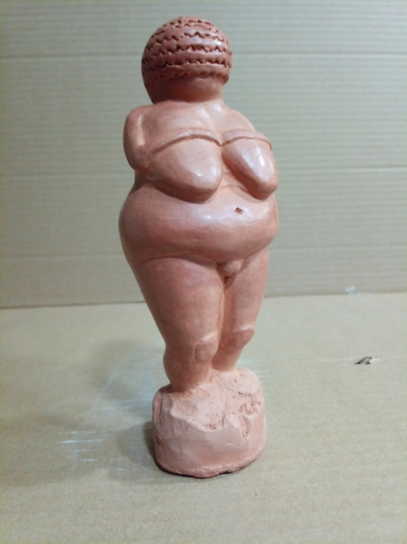 Venus de Willendorf y Venus Fertilidad y Venus Cazadora. Img_2190