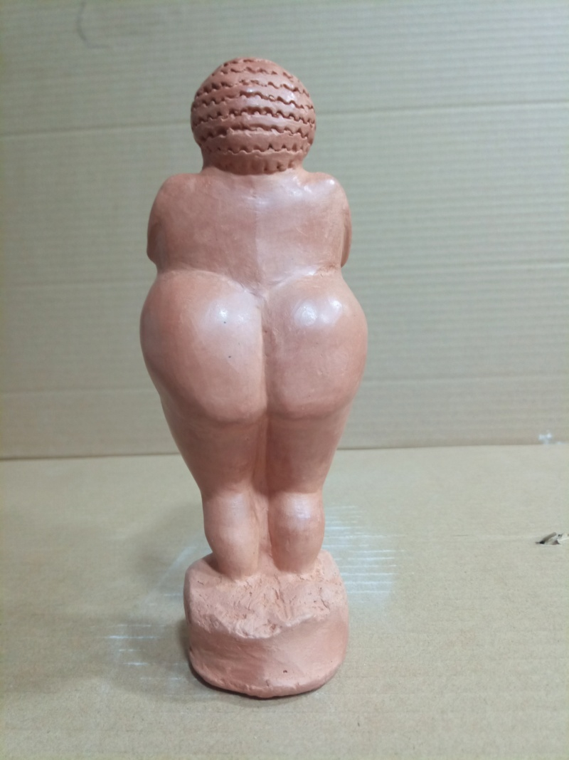 Venus de Willendorf y Venus Fertilidad y Venus Cazadora. Img_2191