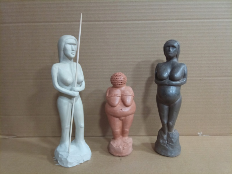 Venus de Willendorf y Venus Fertilidad y Venus Cazadora. Img_2204