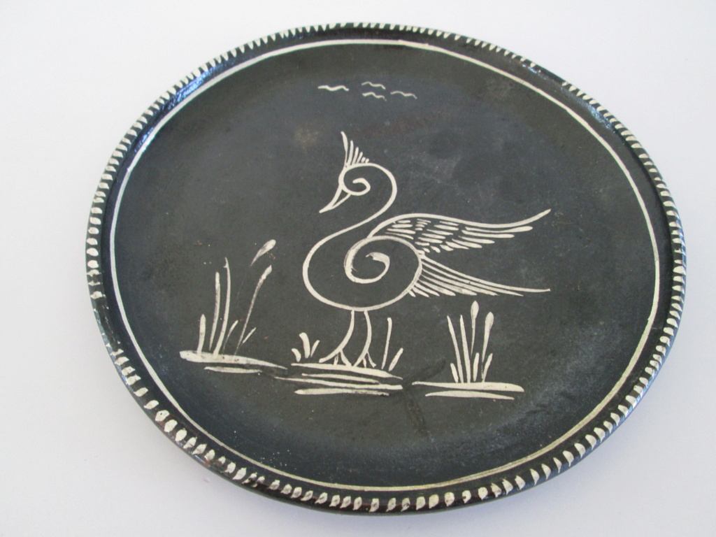 VINTAGE SLIPWARE STYLE POTTERY PLATE HANDPAINTED BIRD SIGNED MM or WW Img_0314