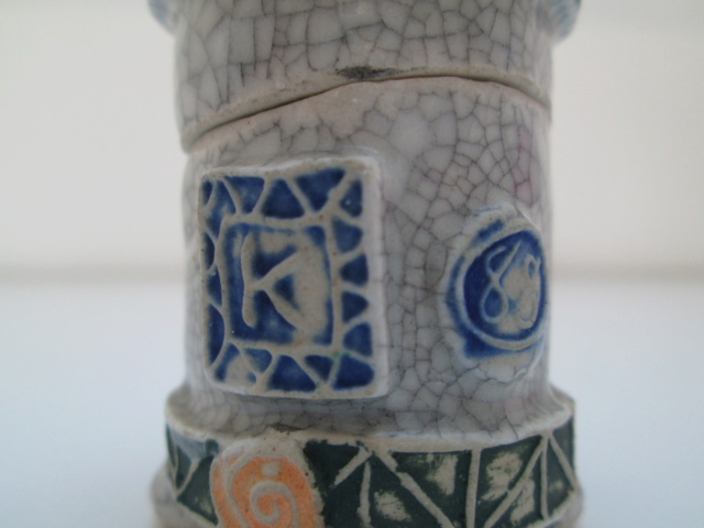 UNUSUAL STUDIO POTTERY SCULPTURE POT & LID K mark IN A SQUARE WITH YEAR 88 Img_0420
