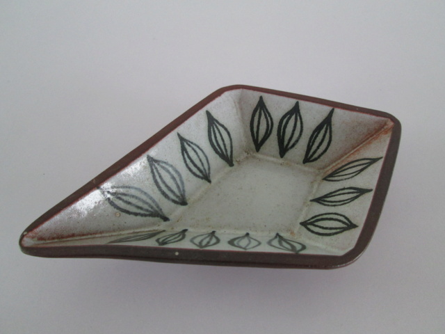 Kite shaped studio pottery bowl with Leaf pattern - impressed FL mark Img_2215