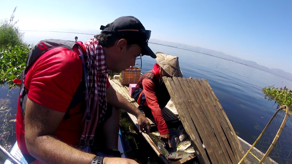 Session SUP avec les pêcheurs du lac Inle de Birmanie Vlcsna20