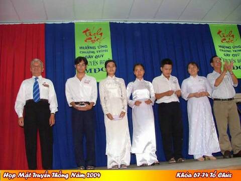 Họp Mặt Cựu Học Sinh Trường Mạc Đĩnh Chi Năm 2004- Tại trường-Phần 1 Hopmat25