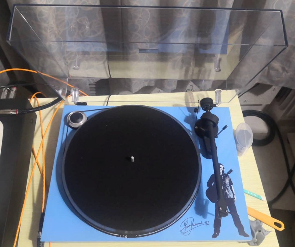 Pro-Ject Essential III - Hans Theessink Turntable Pro-je12