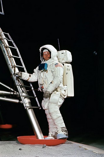[REVELL] APOLLO 11 Astronaute sur la lune 1/8ème Réf 03702 Ap11-s10