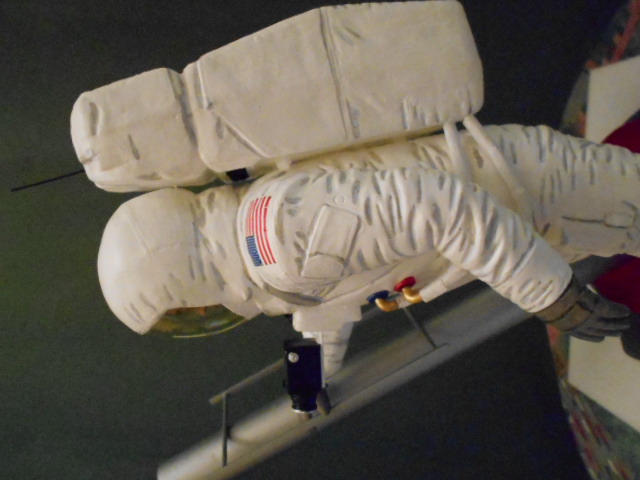 [REVELL] APOLLO 11 Astronaute sur la lune 1/8ème Réf 03702 Dscn0632