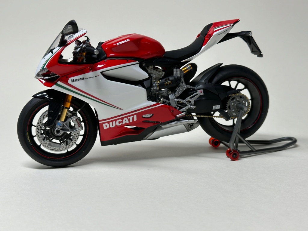 DUCATI PANIGALE 1199S Tricolore 1/12 TAMIYA - Page 2 Img_1089