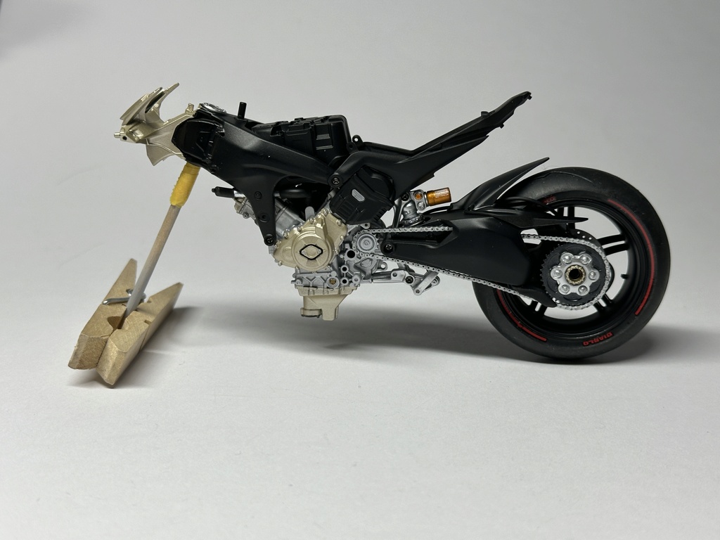 * 1/12 DUCATI SUPERLEGGERA V4 TAMIYA - MONTAGE TERMINE - Page 4 Img_2335