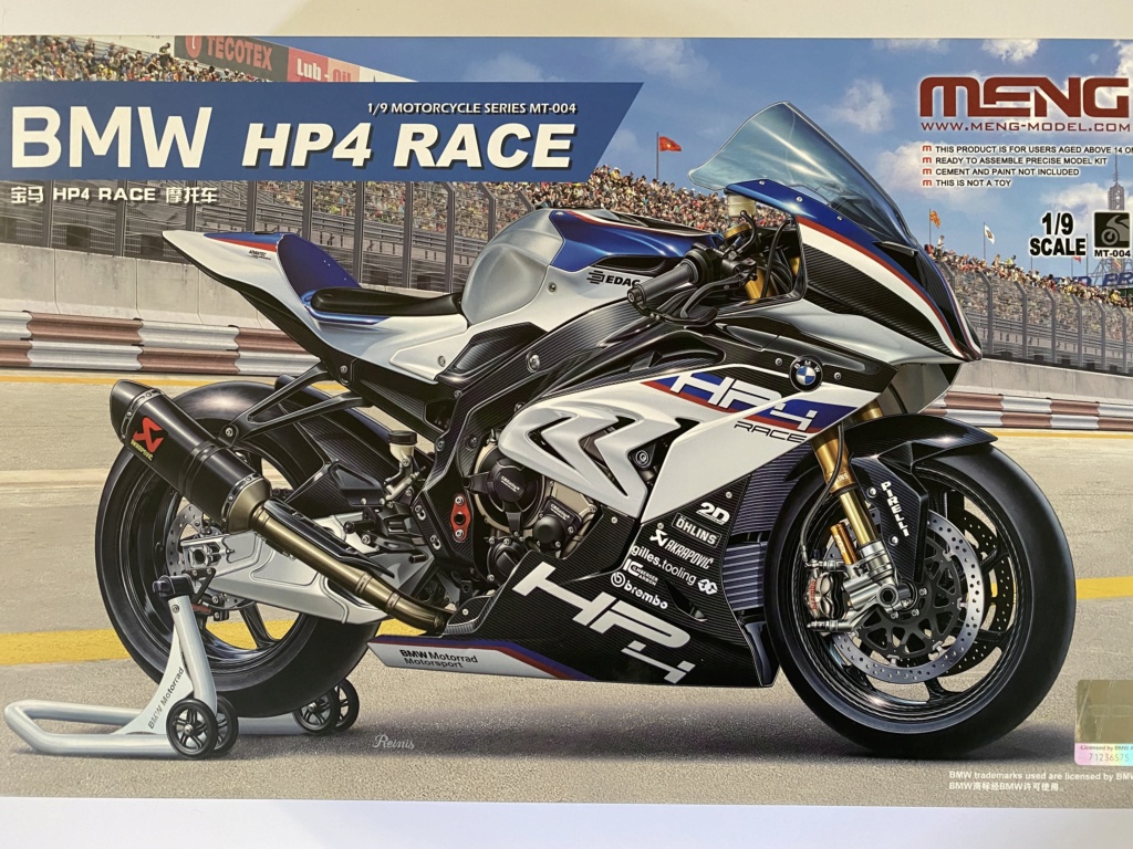 1/9 BMW HP4 Race avec pilote en combi BMW MENG Img_8875