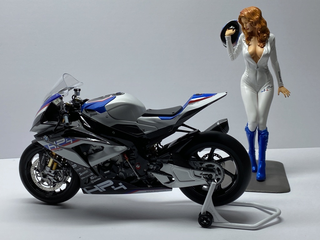 1/9 BMW HP4 Race avec pilote en combi BMW MENG Img_9037