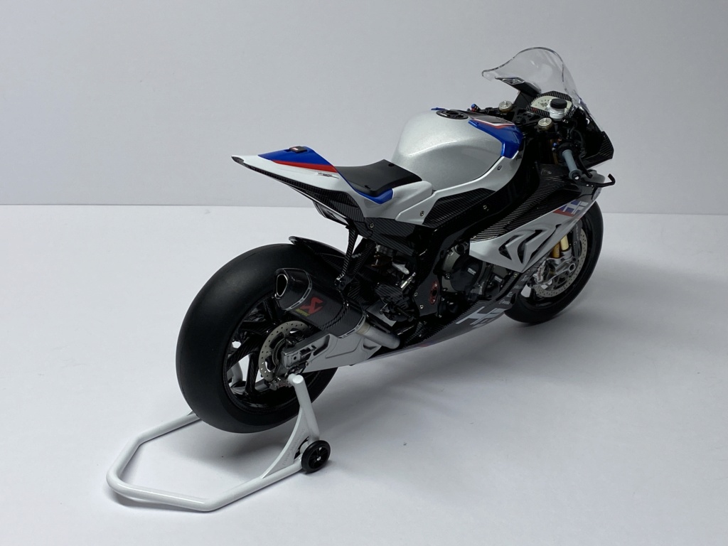 1/9 BMW HP4 Race avec pilote en combi BMW MENG Img_9040