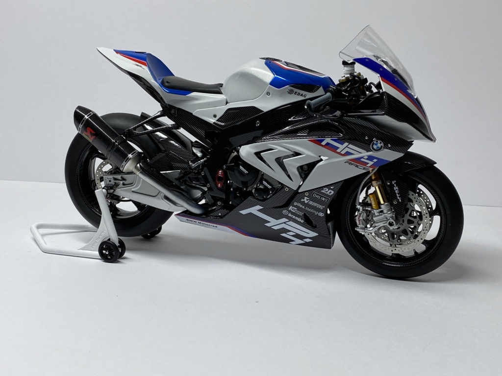 1/9 BMW HP4 Race avec pilote en combi BMW MENG Img_9041