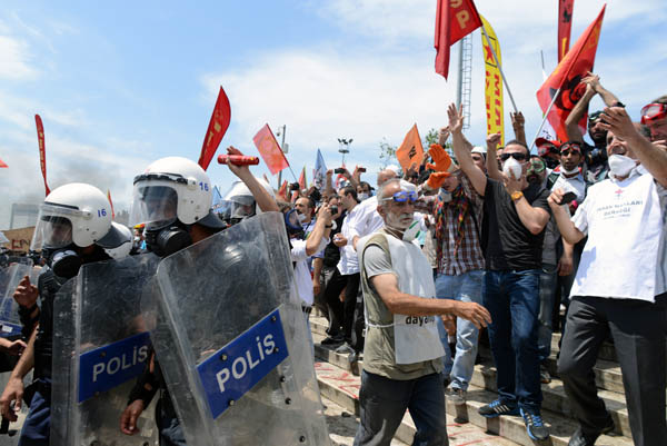 Violentes manifestations en Turquie - Page 2 02-pol10
