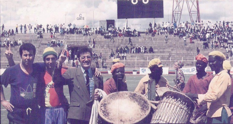 Ancienne photo de MATOUB avec la 1ere troupe folklorique zambienne, au stade de Lusaka ( finale retour de la coupe des clubs champions remportée par la JSK au tirs au buts au dépend du club local "Nkana Red Devils en 1990.) 177