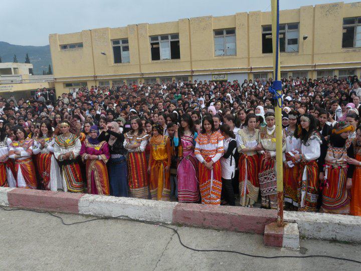 journée de mobilisation pour toute la journée du jeudi 25 avril au Lycée mixte d’El Kseur pour que toutes les filles soient vêtues en robes kabyles 415