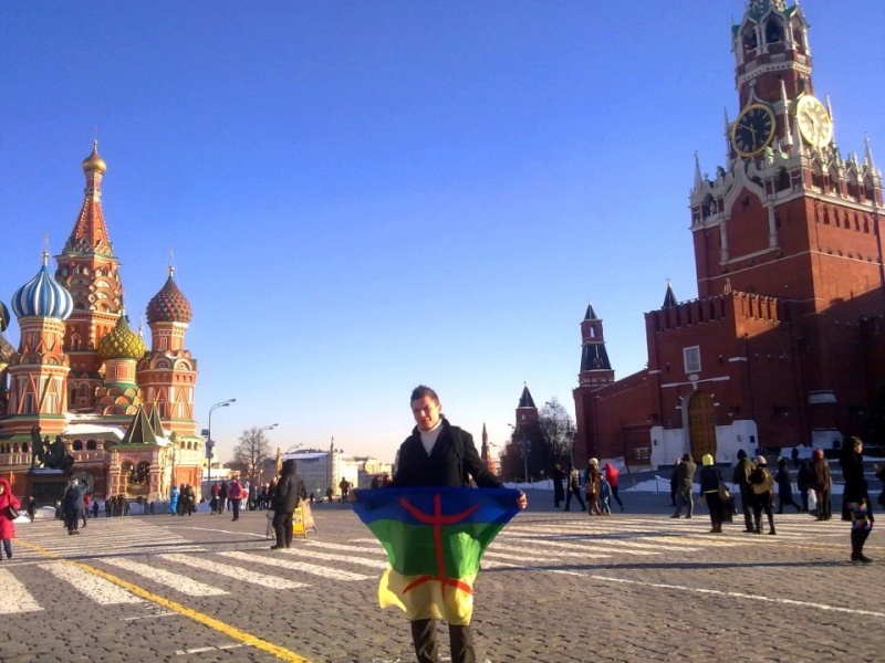 Le drapeau amazigh présent à la Place Rouge, Moscou en Russie. 418