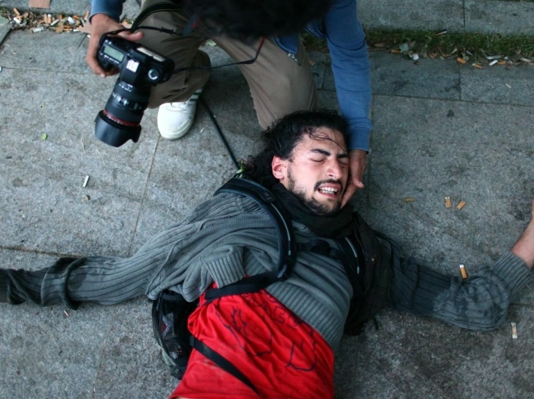 Une personne blessée lors d'affrontements entre manifestants et forces de l'ordre à Istanbul, le 31 mai 2013 4313