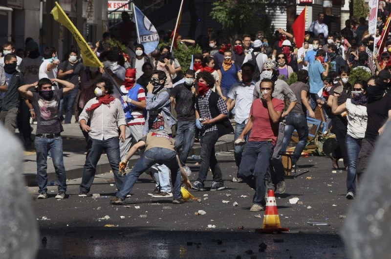 Des manifestants font face à la police sur la place Kizilay, dans le centre d’Ankara, le 1er juin 2013 527