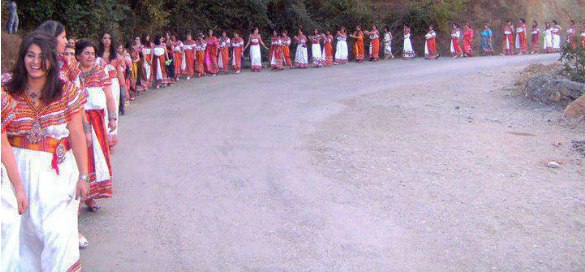 journée de mobilisation pour toute la journée du jeudi 25 avril au Lycée mixte d’El Kseur pour que toutes les filles soient vêtues en robes kabyles 715