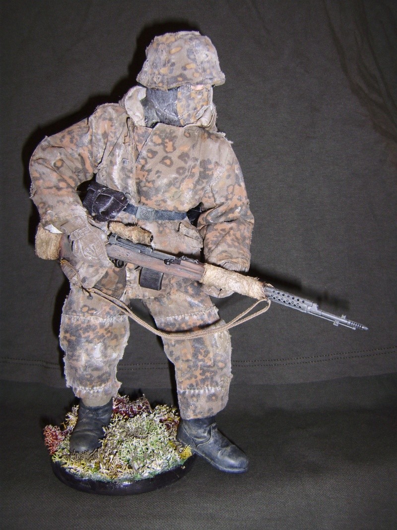 Figurine N° 30 : SS Sniper - Hongrie 1945 (flugschadel) P9080010