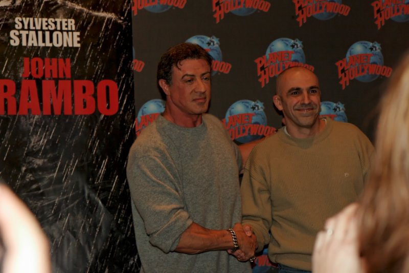 Stallone et le Planet Hollywood - Page 6 800_id17