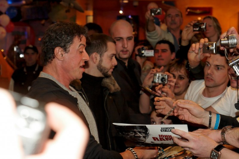 Stallone et le Planet Hollywood - Page 7 800_id21