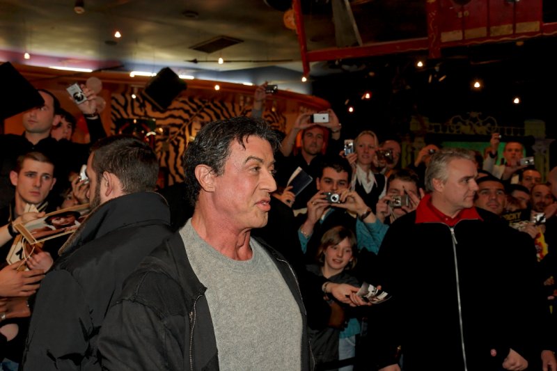 Stallone et le Planet Hollywood - Page 7 800_id23