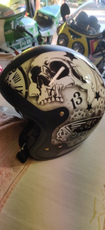 Peinture sur casque à l'aérographe Img_2057