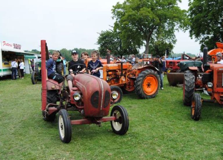 exposition de tracteurs anciens  Captu638