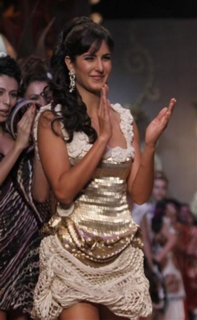 Katrina Kaif & Ranbir Kapoor Walk the Ramp for Rohit Bal at WLIFW Bal5_110