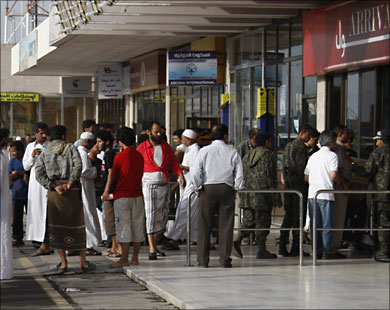 أقارب ركاب الطائرة المنكوبة ينتظرون في مطار صنعاء (مطلوب الدخول) 1_924510