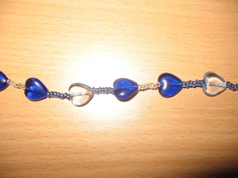 Le bracelet à petits coeurs bleu 212