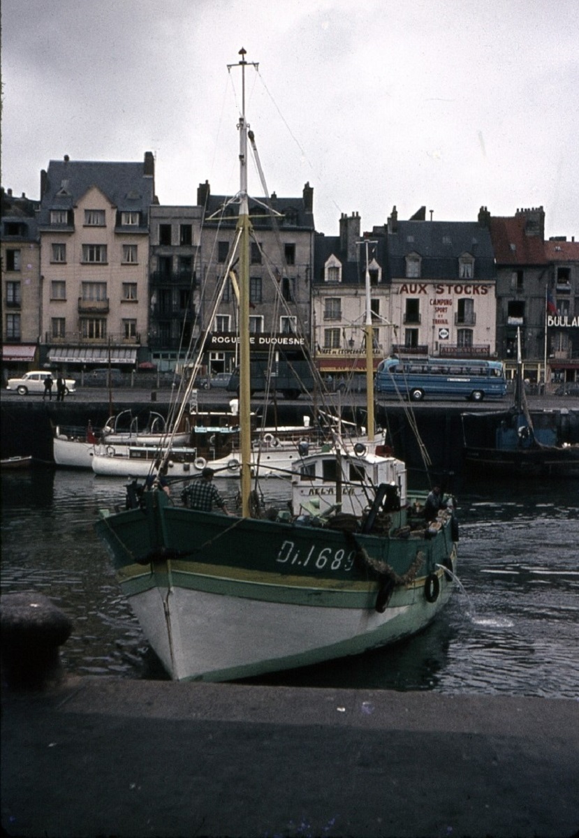 [Vie des ports] Quelques bateaux de pêche (sur nos côtes Françaises) - Page 11 19086210