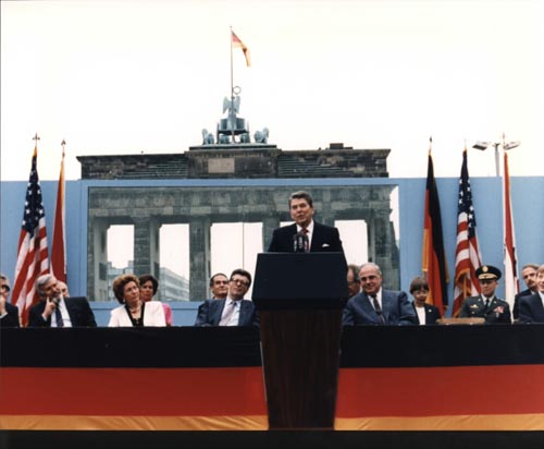 20 ANIVERSARIO DE LA CAIDA DEL MURO DE BERLIN Reagan11