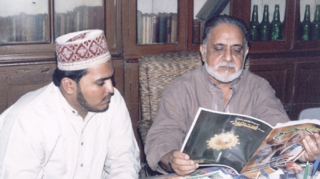 zakaria ashrafi present naat news to mr. maghoob hamdani at his matab in lahore Bbfcb410