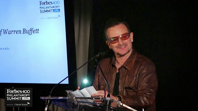 Bono le canta una serenata a Warren Buffet en la Cumbre anual de Filantropía Forbes 400 Vlcsna10