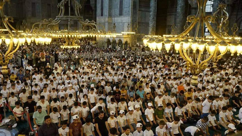 أكثر من خمسة ألاف من طلاب حفظ القرآن في مسجد آيا صوفيا 30000010