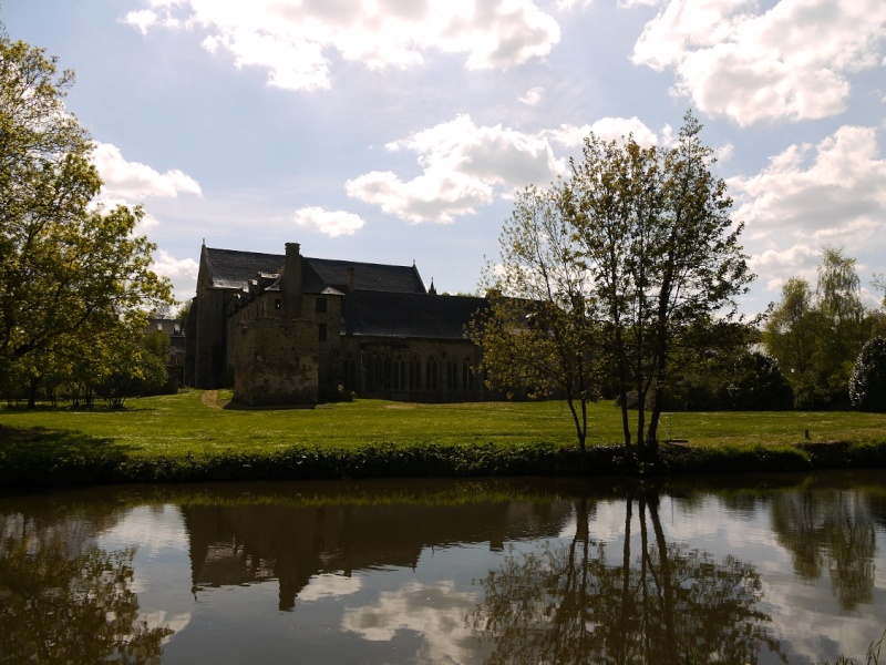 Première photo : abbaye bretonne & son reflet P1140011