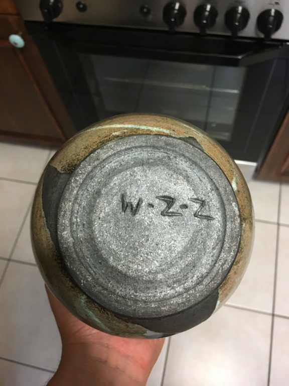 Vase terre noire émaillée signée WZZ ou ZZM 23776510
